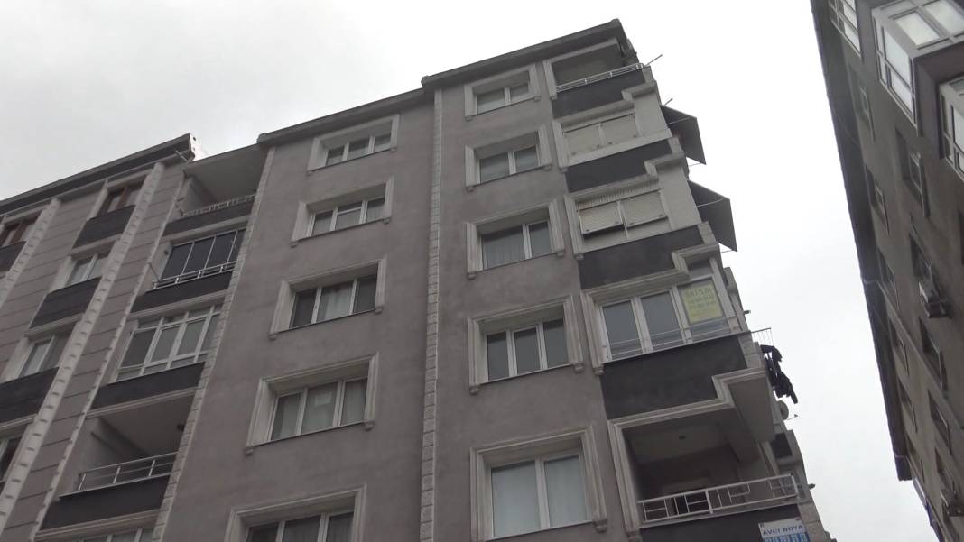 Avcılar'da kolonlarında çatlaklar olan 6 katlı apartman kontrollü yıkıldı 1